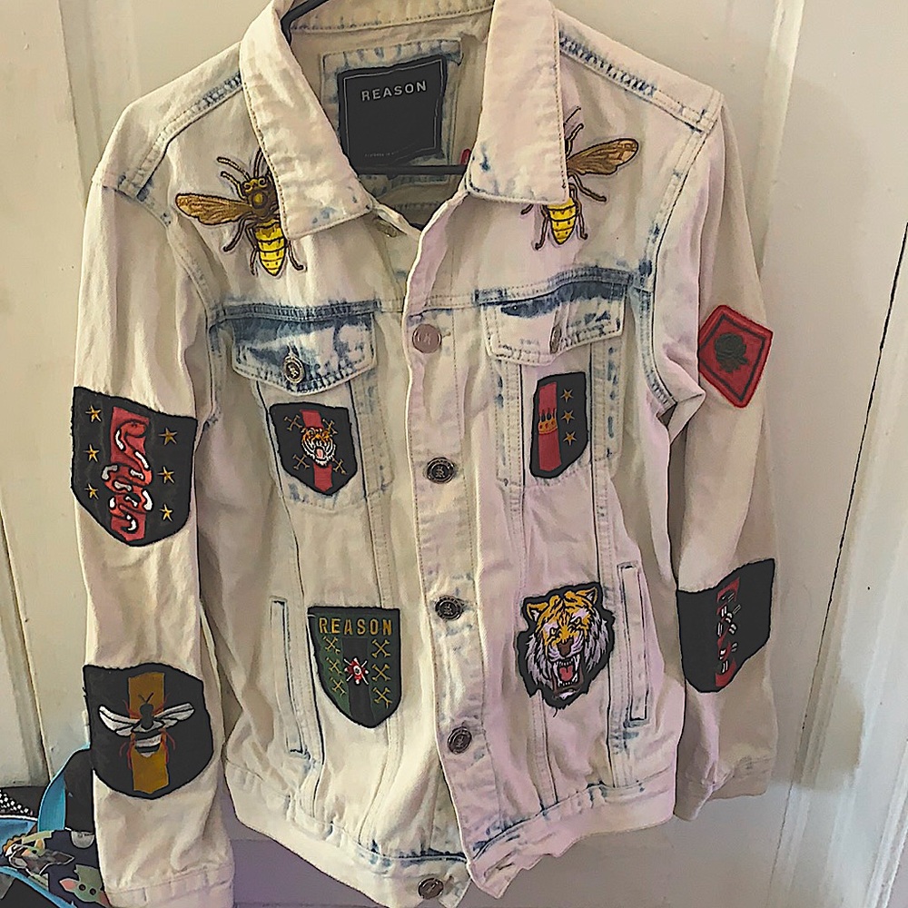 Lion Reasons Light blue denim jacket 
Medium lion patch’s on it